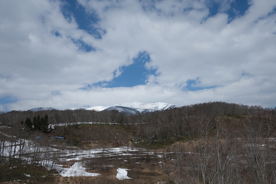 栗駒山の4月の風景写真深山牧野から望む