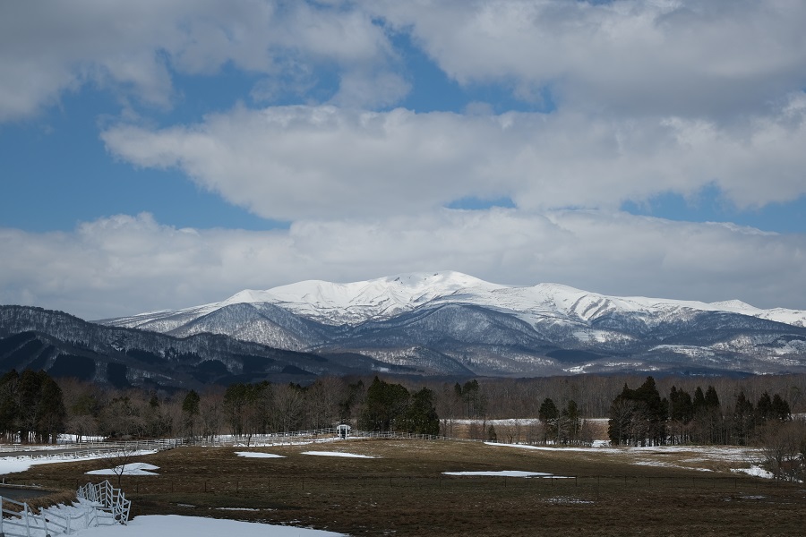 栗駒山の4月の風景写真深山牧野から望む