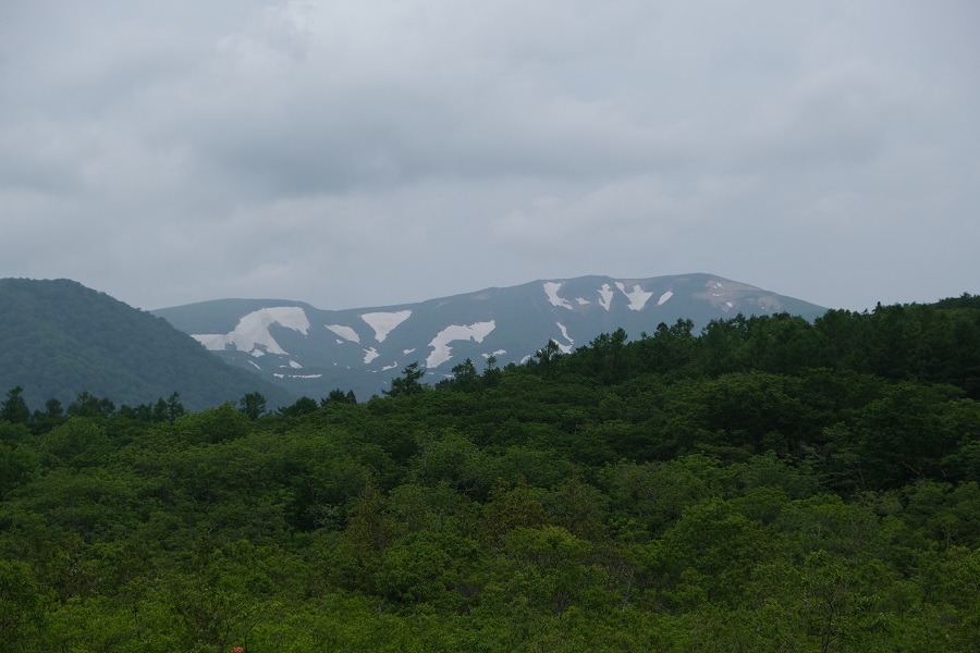 栗駒山6月の残雪の風景写真耕英地区から撮影