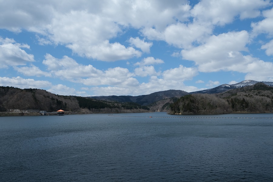 栗駒山を囲むダム 荒砥沢ダムの景観写真