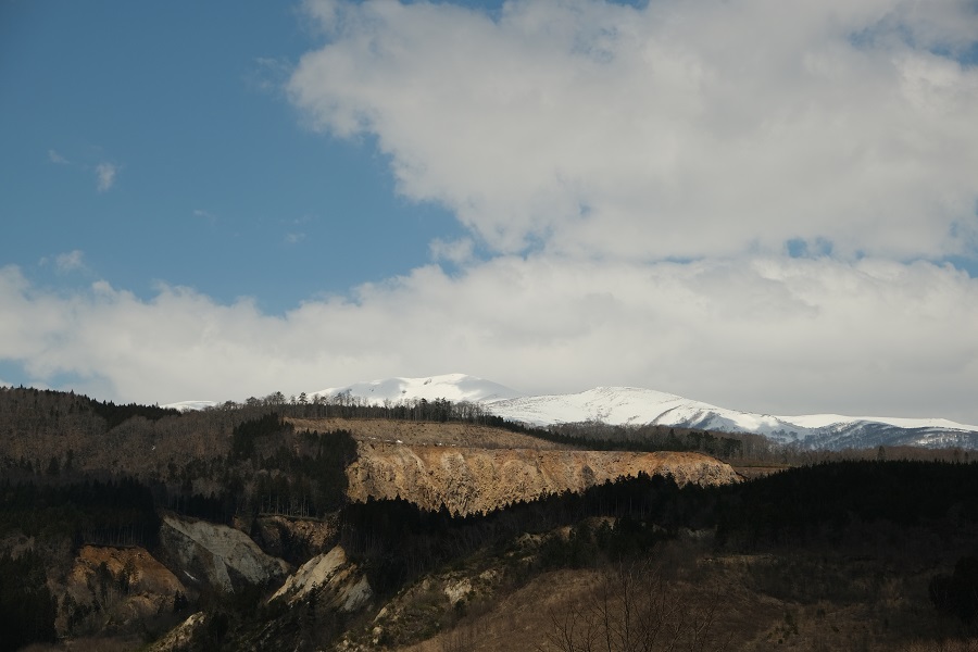 栗駒山を囲むダム 荒砥沢ダムの景観写真